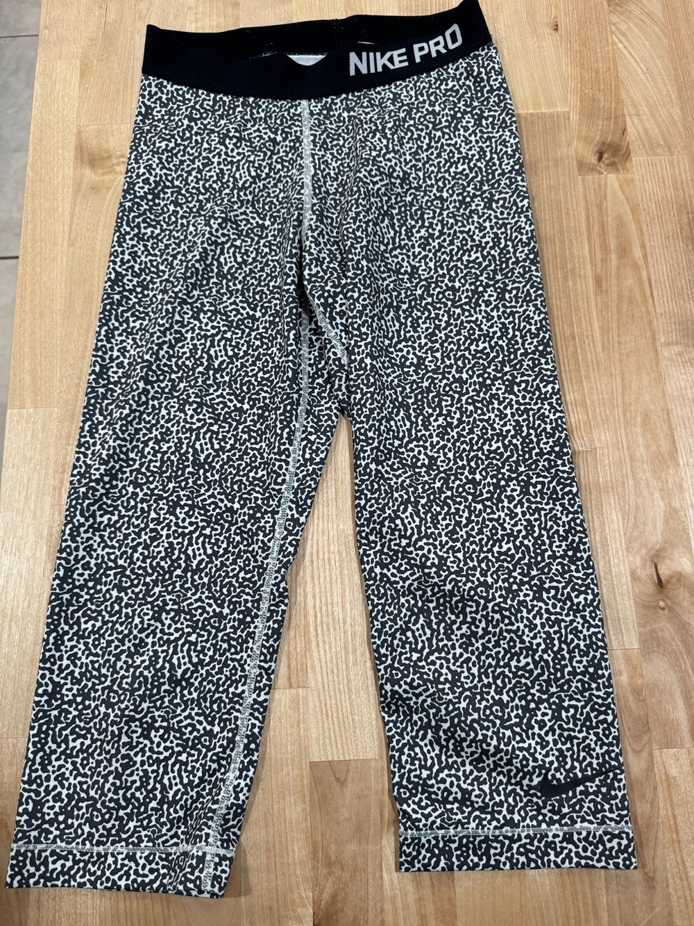 Nike Pro womens Black & White Printed Compression Capri